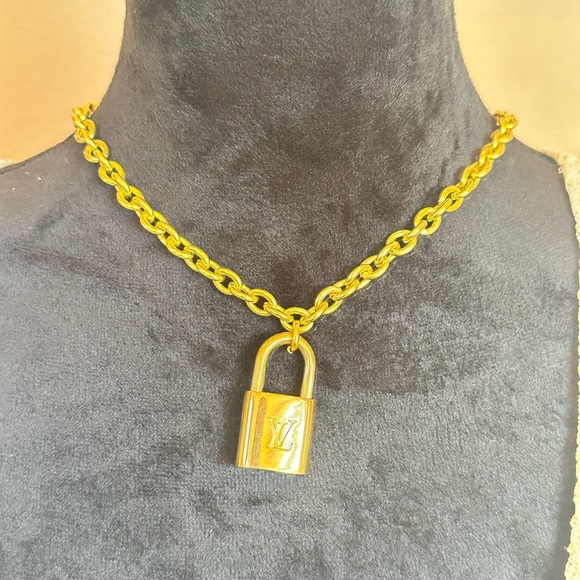 LOUIS VUITTON, Lock, 2 keys on an unbranded chain. # 315. Beautiful - Picture 5 of 11